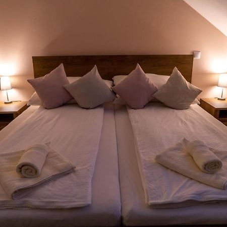 Rozsa Etterem & Panzio Bed & Breakfast Peçuy Dış mekan fotoğraf