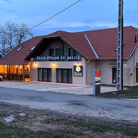 Rozsa Etterem & Panzio Bed & Breakfast Peçuy Dış mekan fotoğraf