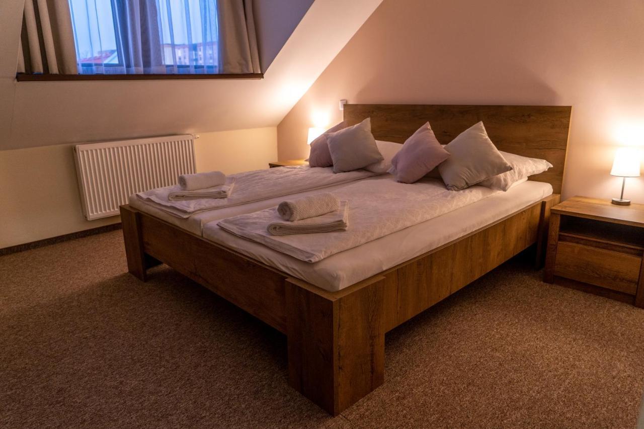 Rozsa Etterem & Panzio Bed & Breakfast Peçuy Dış mekan fotoğraf