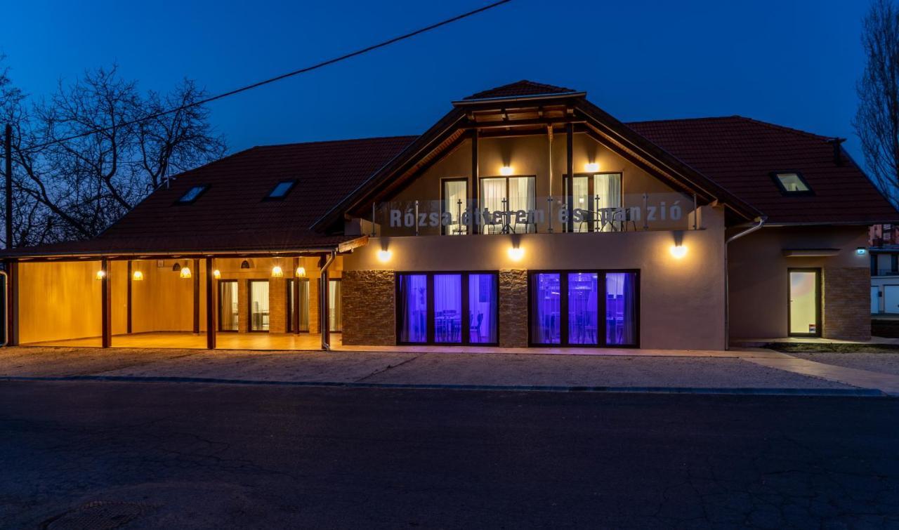 Rozsa Etterem & Panzio Bed & Breakfast Peçuy Dış mekan fotoğraf