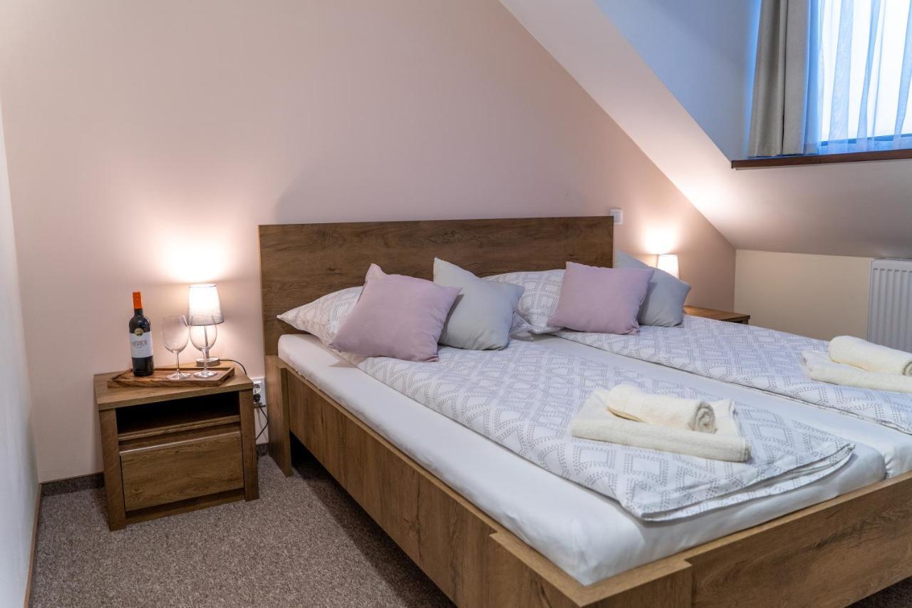 Rozsa Etterem & Panzio Bed & Breakfast Peçuy Dış mekan fotoğraf