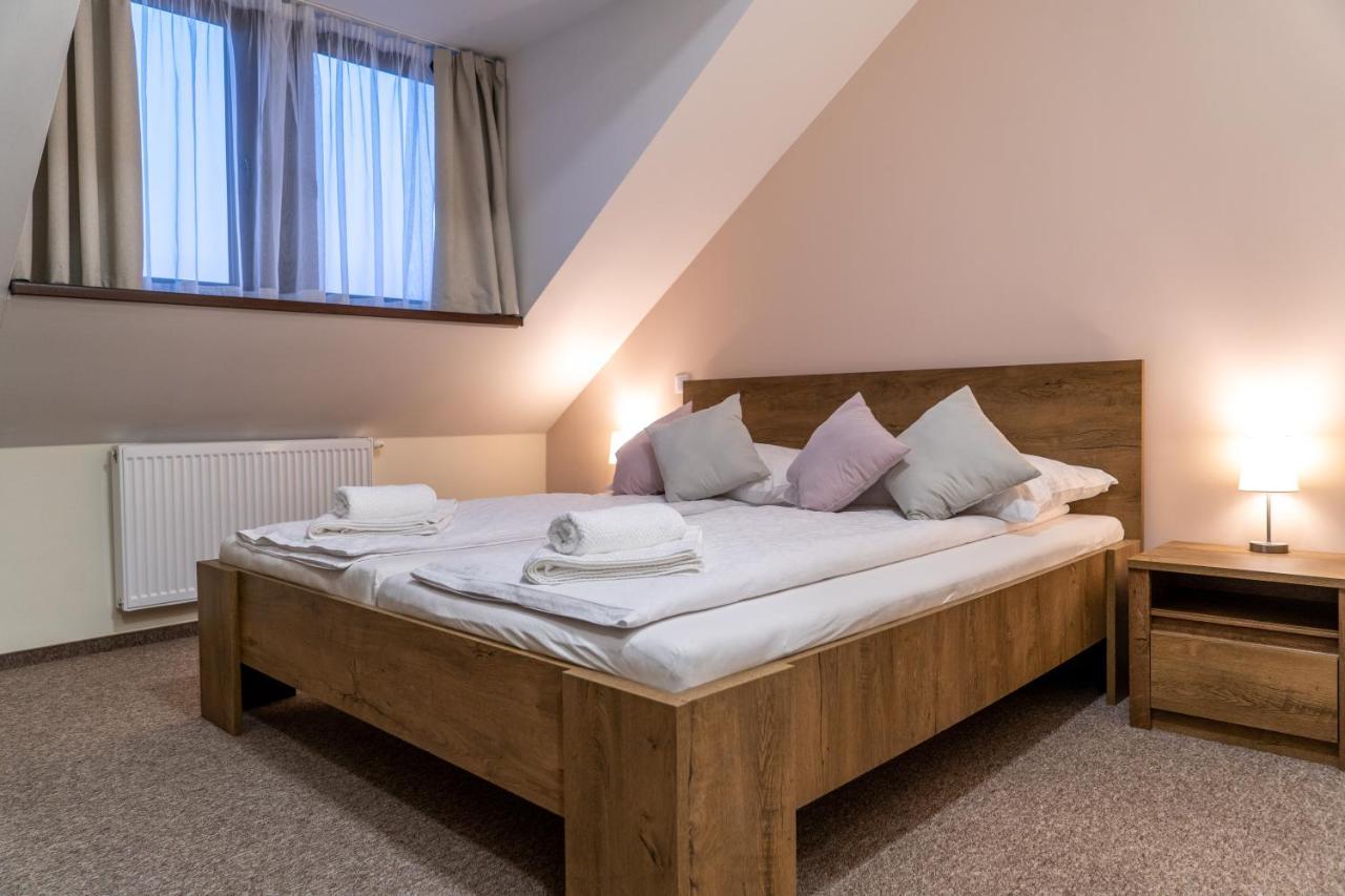 Rozsa Etterem & Panzio Bed & Breakfast Peçuy Dış mekan fotoğraf