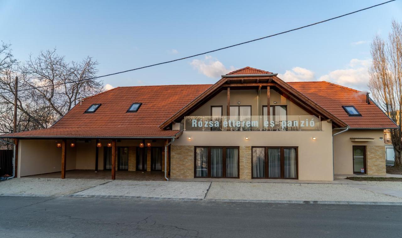 Rozsa Etterem & Panzio Bed & Breakfast Peçuy Dış mekan fotoğraf