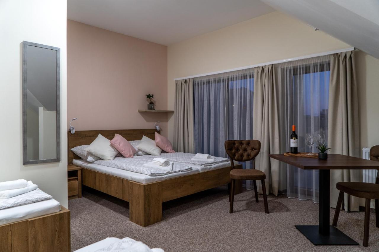 Rozsa Etterem & Panzio Bed & Breakfast Peçuy Dış mekan fotoğraf