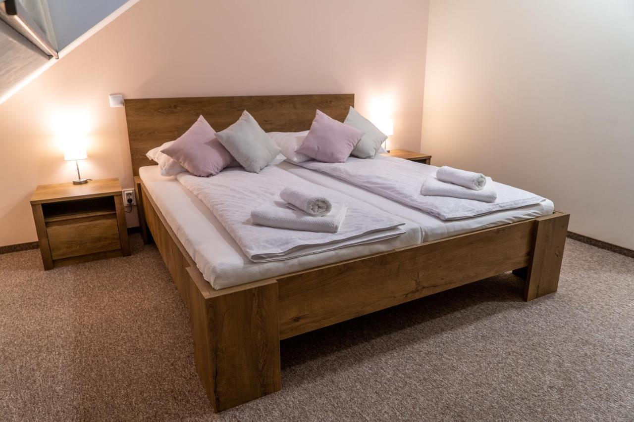 Rozsa Etterem & Panzio Bed & Breakfast Peçuy Dış mekan fotoğraf
