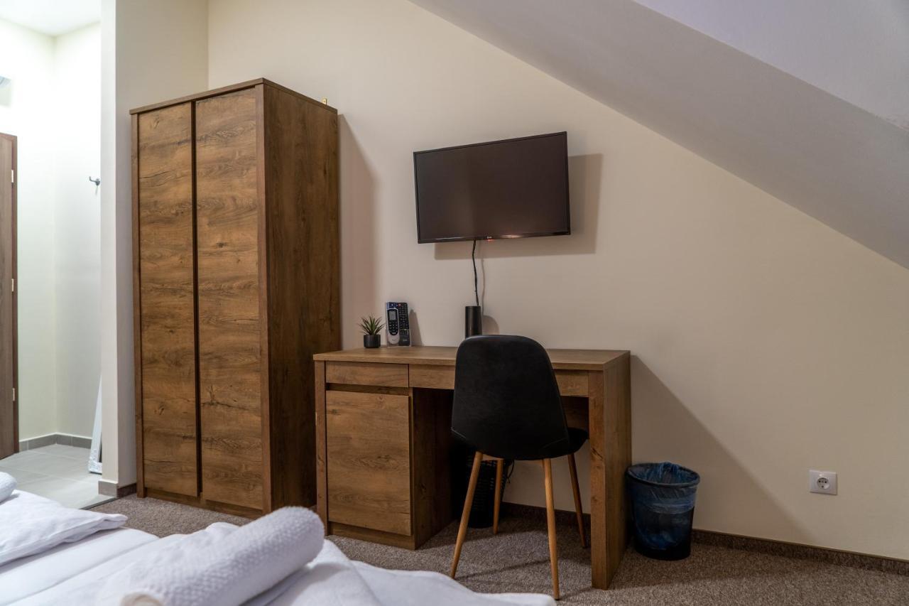 Rozsa Etterem & Panzio Bed & Breakfast Peçuy Dış mekan fotoğraf