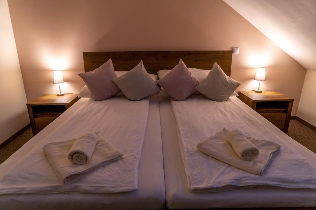 Rozsa Etterem & Panzio Bed & Breakfast Peçuy Dış mekan fotoğraf