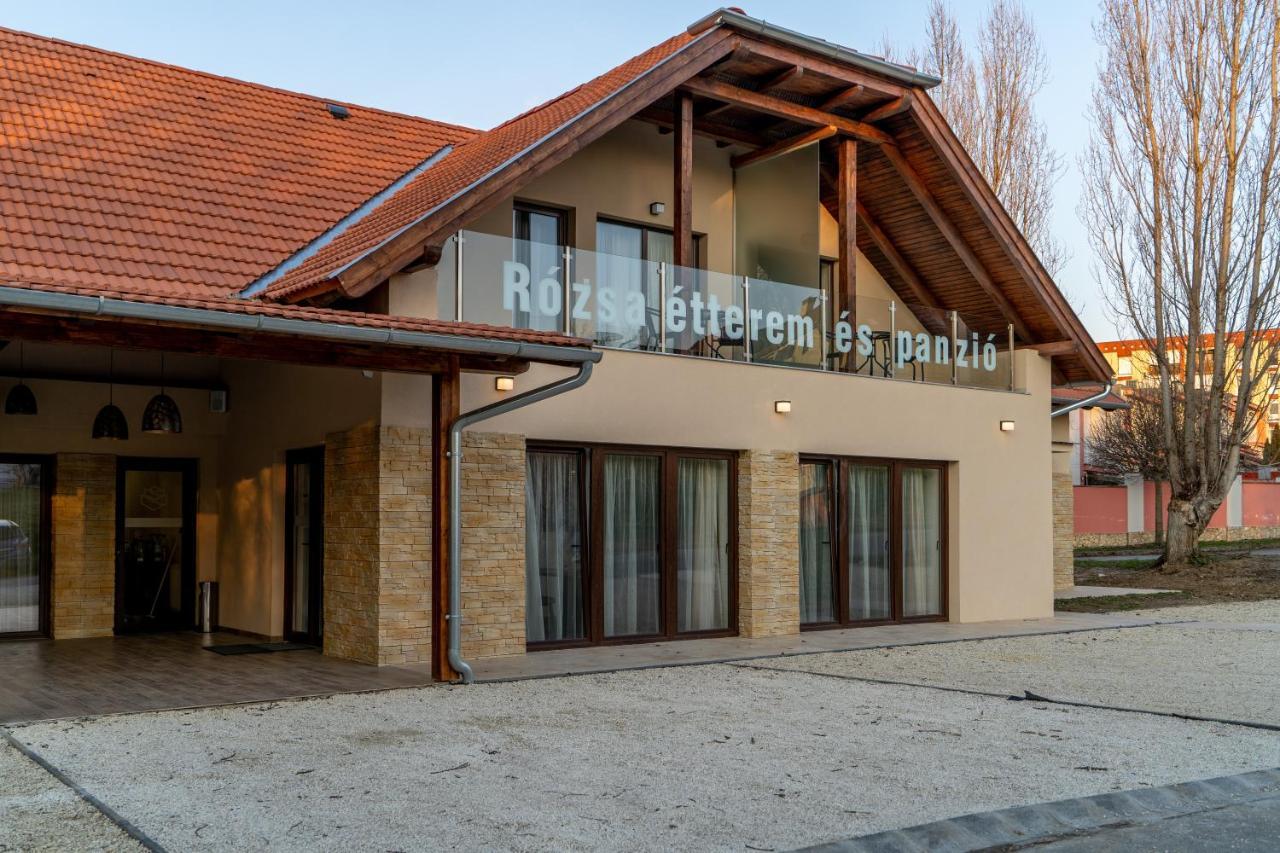 Rozsa Etterem & Panzio Bed & Breakfast Peçuy Dış mekan fotoğraf