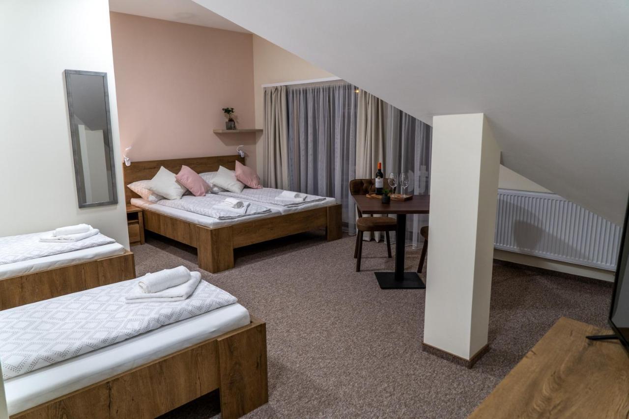 Rozsa Etterem & Panzio Bed & Breakfast Peçuy Dış mekan fotoğraf