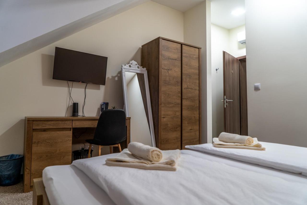 Rozsa Etterem & Panzio Bed & Breakfast Peçuy Dış mekan fotoğraf