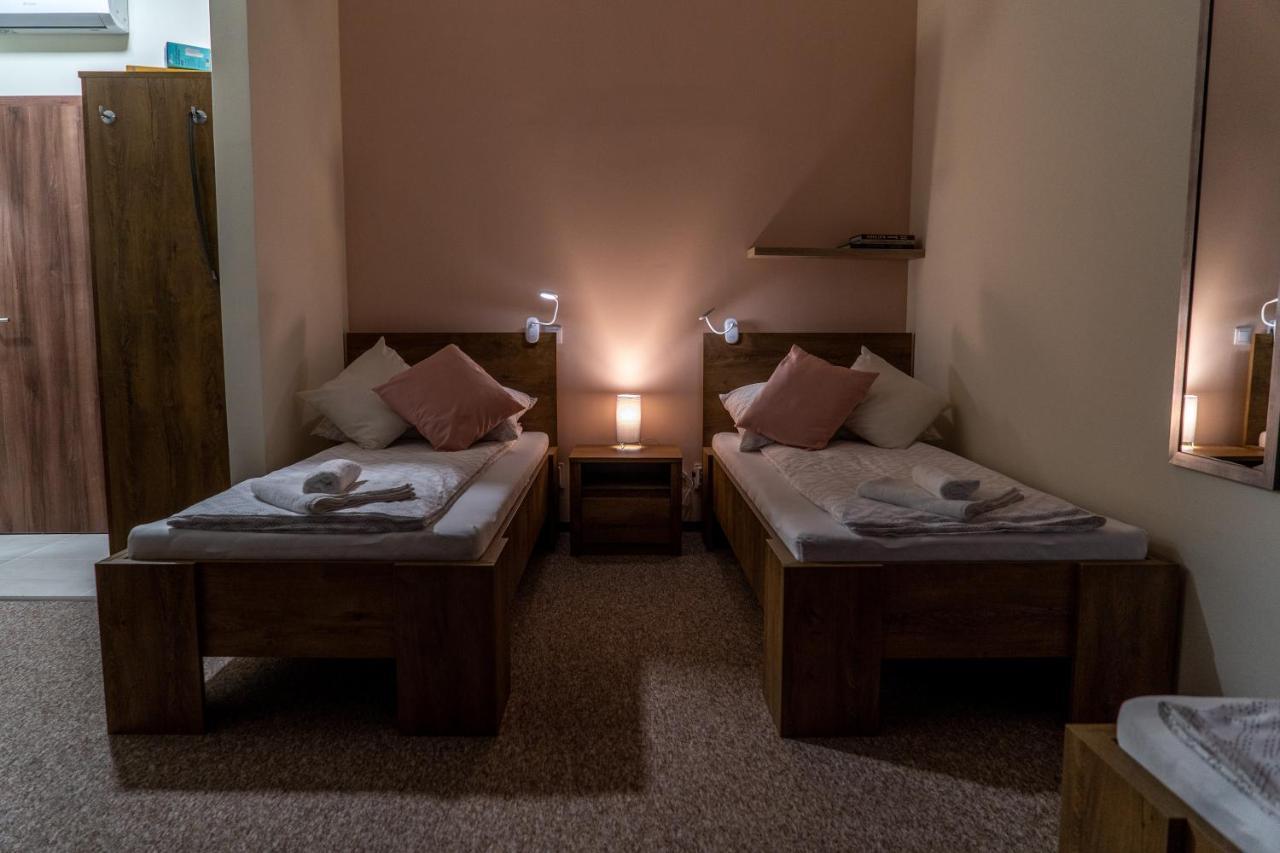 Rozsa Etterem & Panzio Bed & Breakfast Peçuy Dış mekan fotoğraf