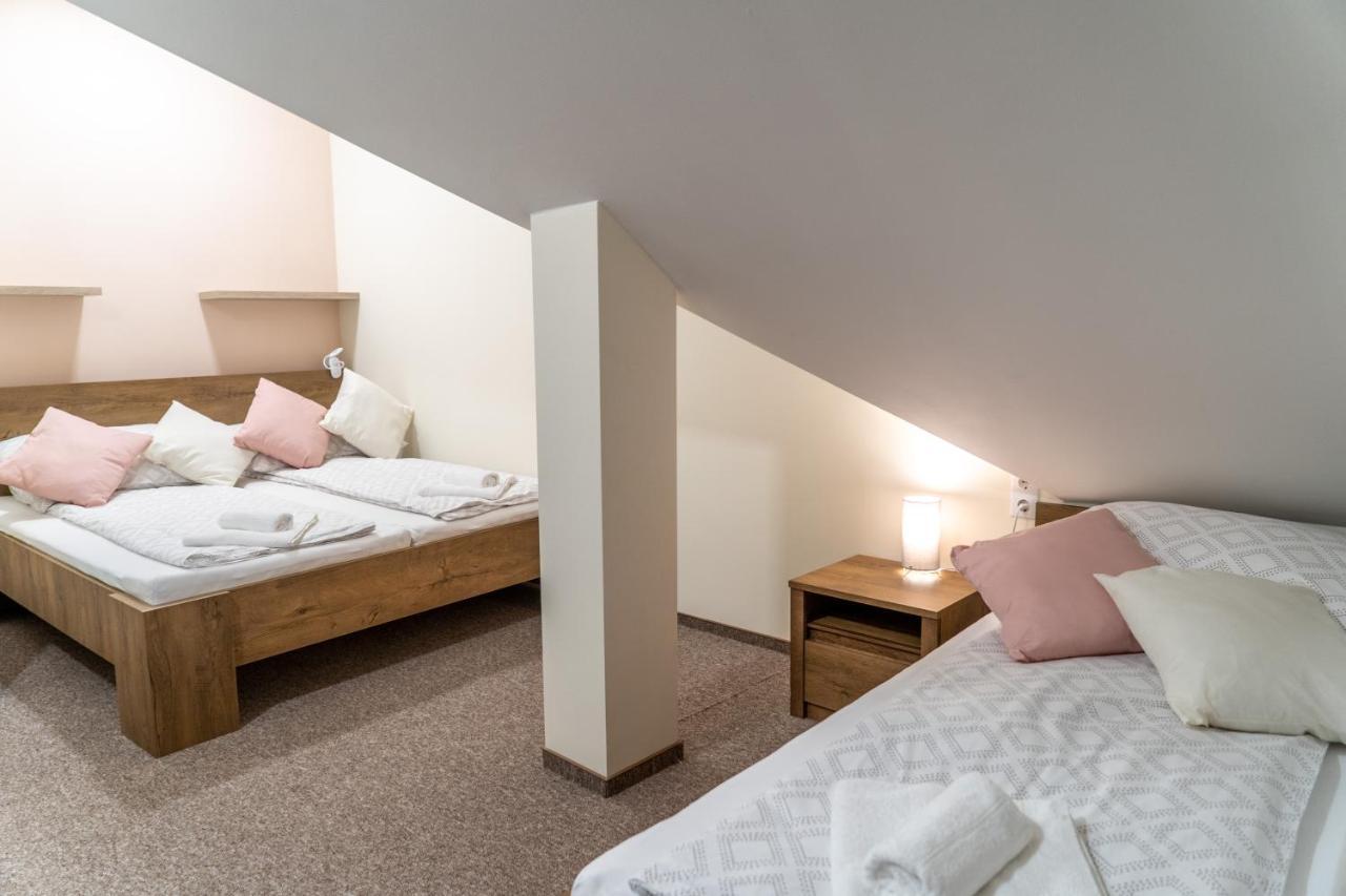 Rozsa Etterem & Panzio Bed & Breakfast Peçuy Dış mekan fotoğraf
