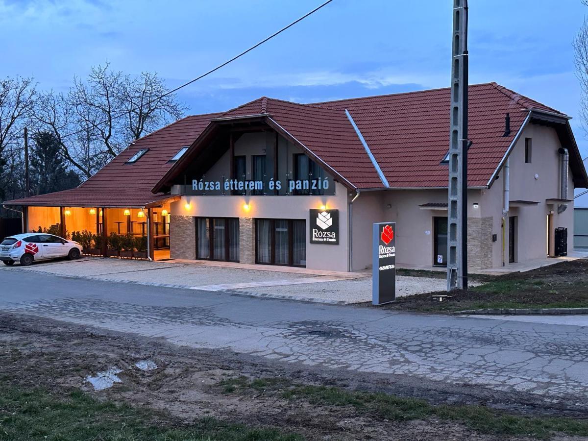 Rozsa Etterem & Panzio Bed & Breakfast Peçuy Dış mekan fotoğraf